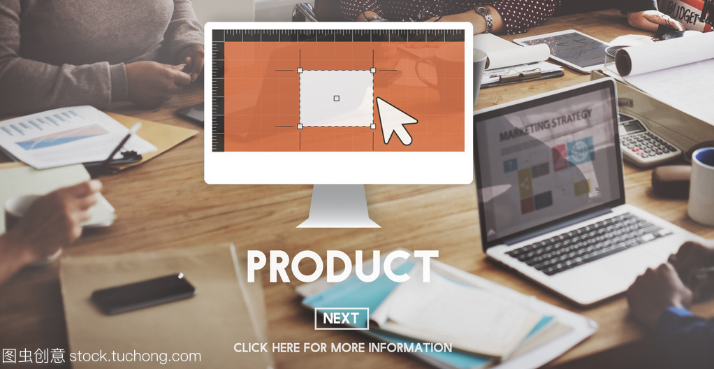 在办公室工作的商务人士